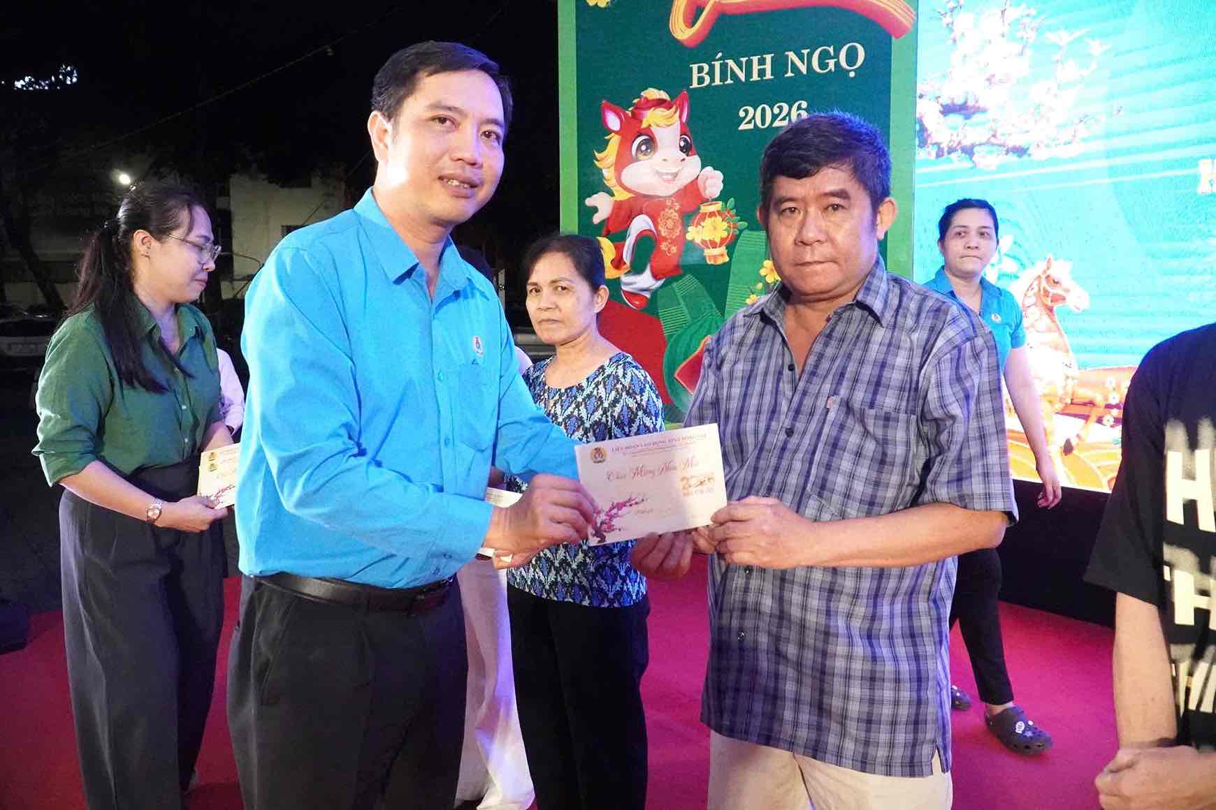 Đại diện LĐLĐ tỉnh Đồng Nai trao quà Tết cho đoàn viên, người lao động. Ảnh: HAC