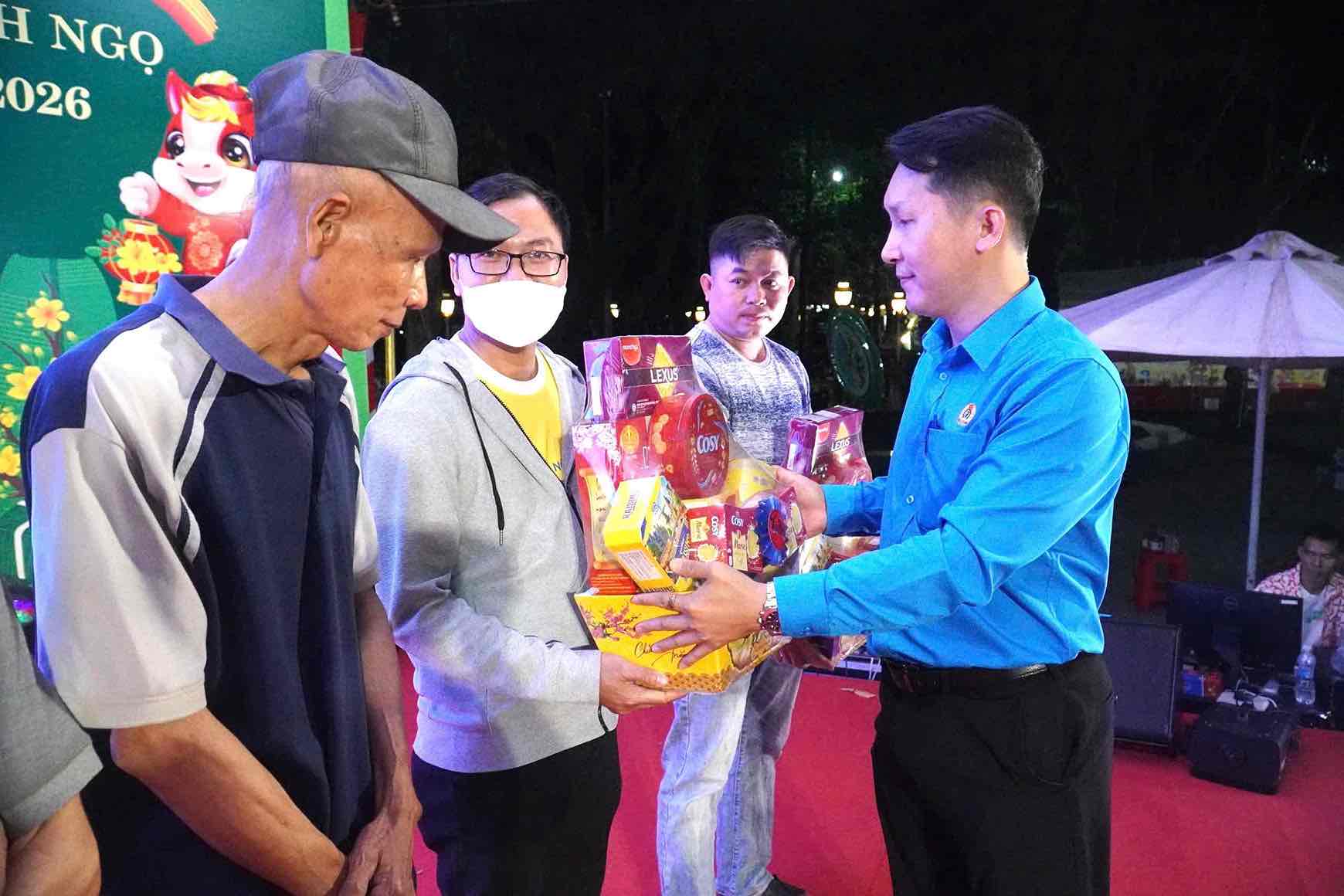 Ông Trần Phạm Quốc Dũng - Chủ tịch Công đoàn phường Trấn Biên trao quà chăm lo Tết cho đoàn viên, người lao động. Ảnh: HAC 