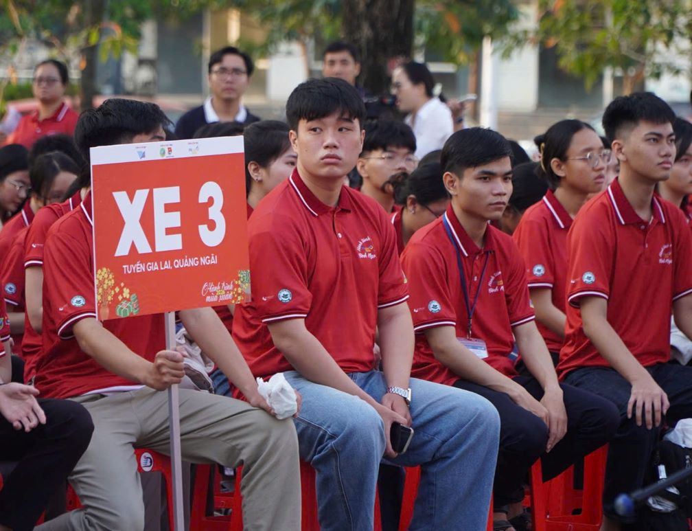 Students before departing the bus home for Tet Nguyen Dan. Photo: Khac Hieu