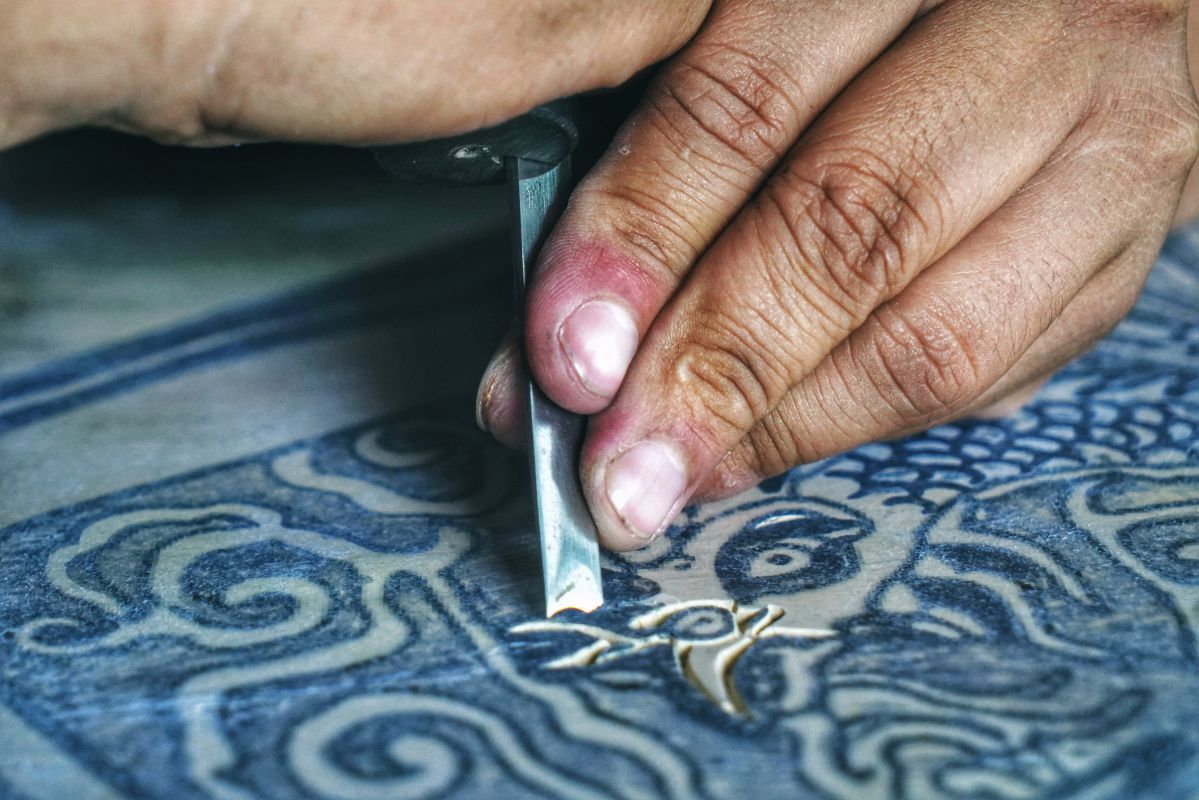 Việc khắc mộc bản đòi hỏi sự kiên nhẫn và tỉ mỉ. Ảnh: Nhân vật cung cấp