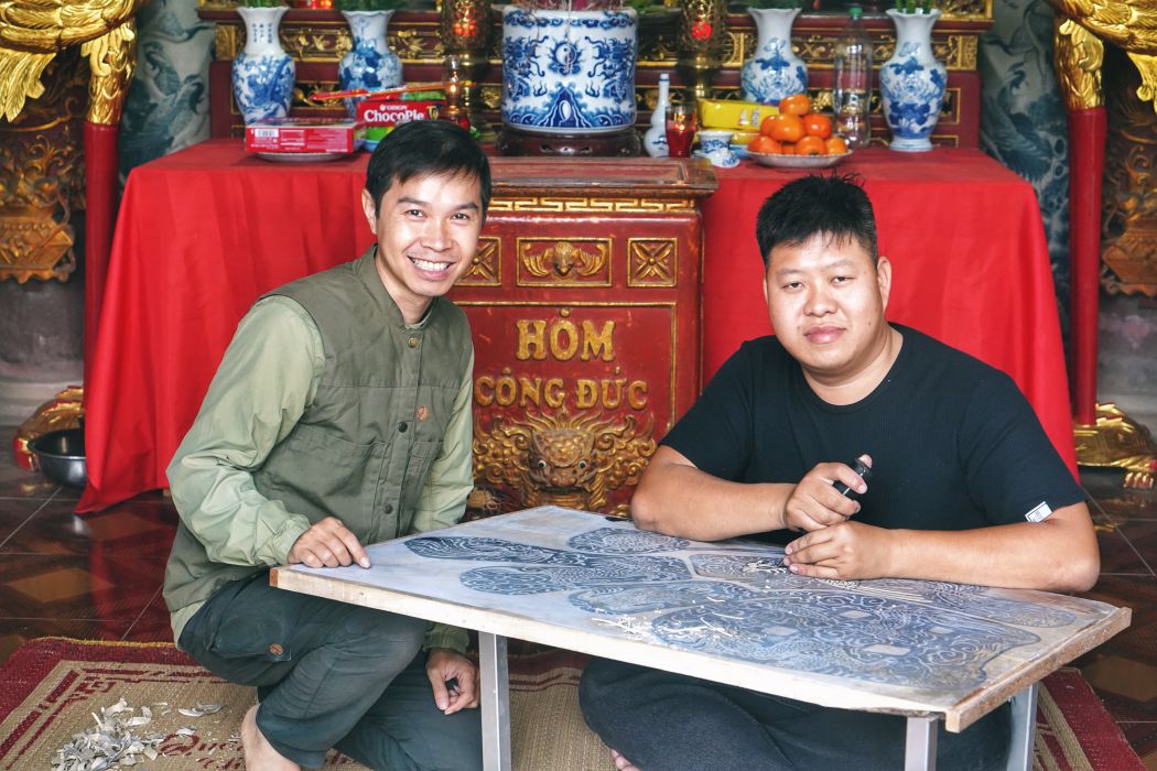 Anh Ngô Quý Đức (bên trái) và nghệ nhân Nguyễn Công Đạt. Ảnh: Nhân vật cung cấp