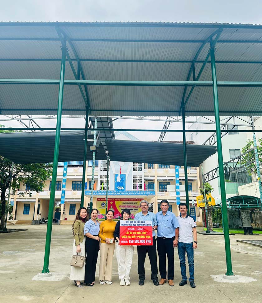 Ban đại diện phụ huynh trao mái che cho nhà trường. Ảnh: Phụ huynh cung cấp