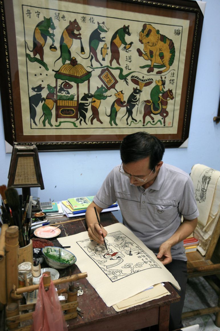 Nghệ nhân ở làng tranh Đông Hồ. Ảnh: Lê Bích