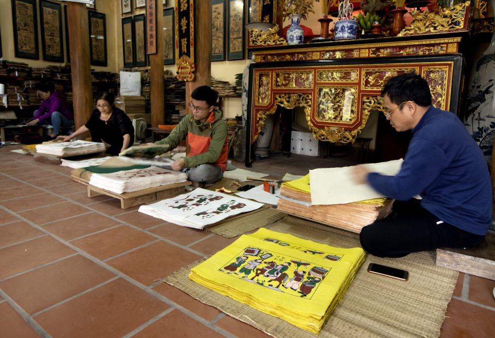 Nghệ nhân ở làng tranh Đông Hồ. Ảnh: Lê Bích