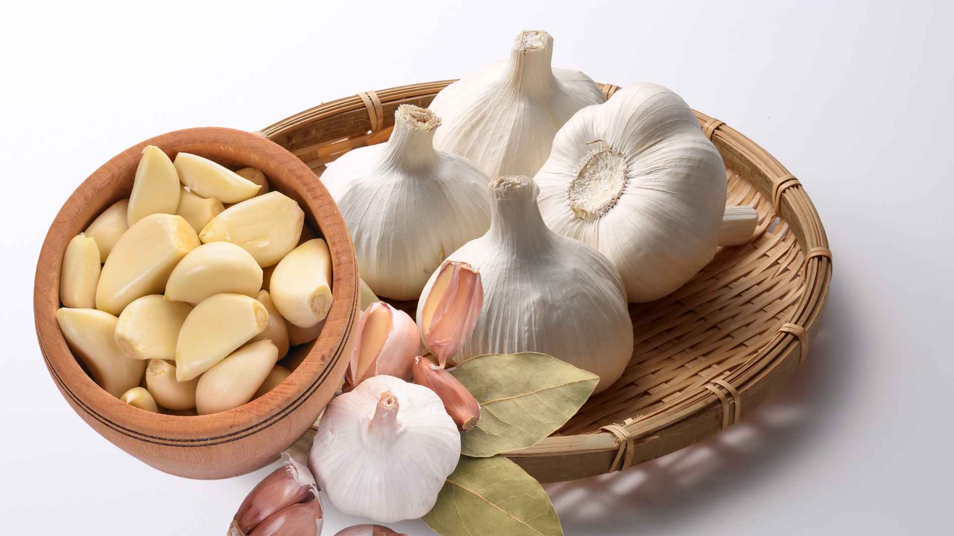 Garlic should not be stir-fried at high temperatures as it is easy to lose nutrients. Graphic photo: Huong Son