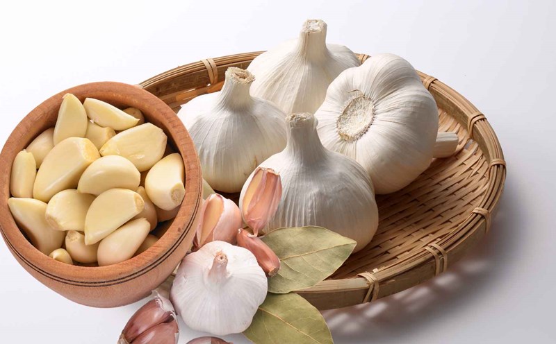 Dùng tỏi ngâm dầu ôliu đúng cách giúp tim mạch ổn định