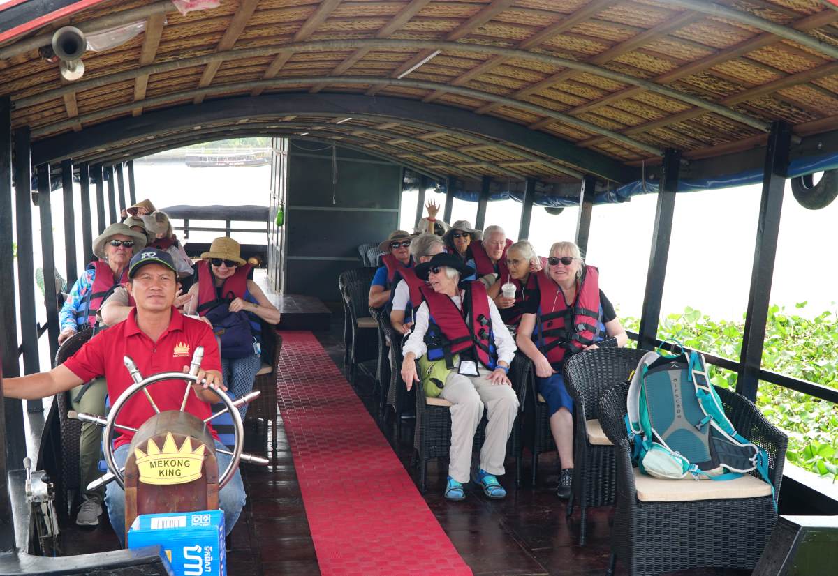 Khách quốc tế trải nghiệm văn hóa sông nước miền Tây. Ảnh: Thanh Chân