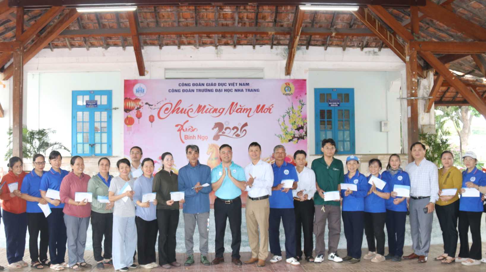 Trao phần quà Tết của Công đoàn Giáo dục Việt Nam hỗ trợ đoàn viên khó khăn. Ảnh: Phương Linh