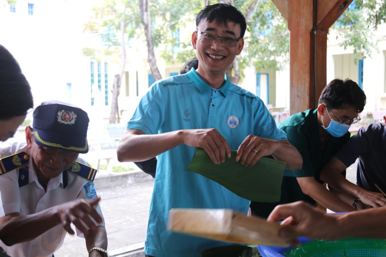 Anh Phạm Thanh Bình tham gia gói bánh chưng đón Tết. Ảnh: Phương Linh