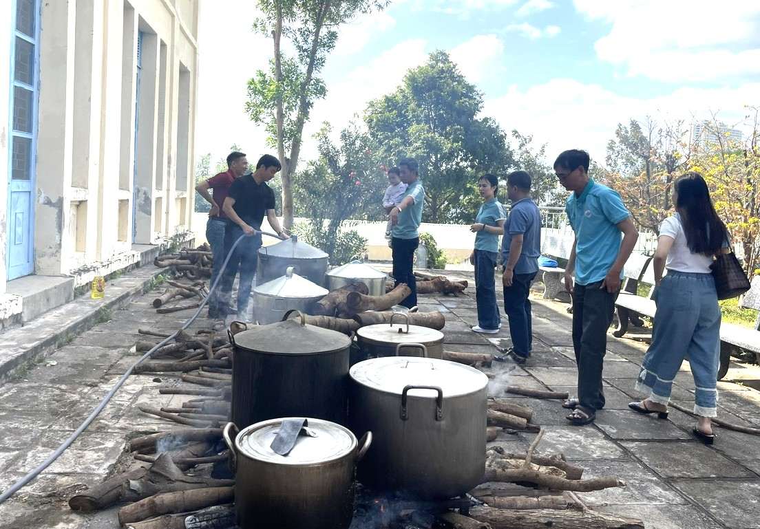 Không khí Tết sum vầy cùng nhau gói bánh chưng của đoàn viên Trường Đại học Nha Trang. Ảnh: Phương Linh