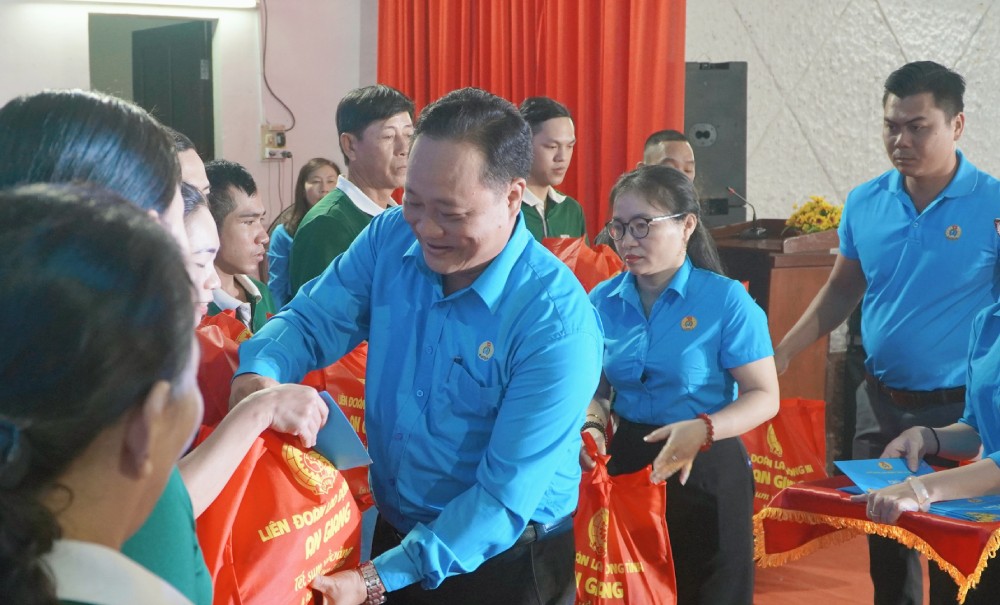Phó Chủ tịch LĐLĐ tỉnh An Giang Phạm Văn Đằng trao quà cho đoàn viên, NLĐ. Ảnh: Nguyên Anh