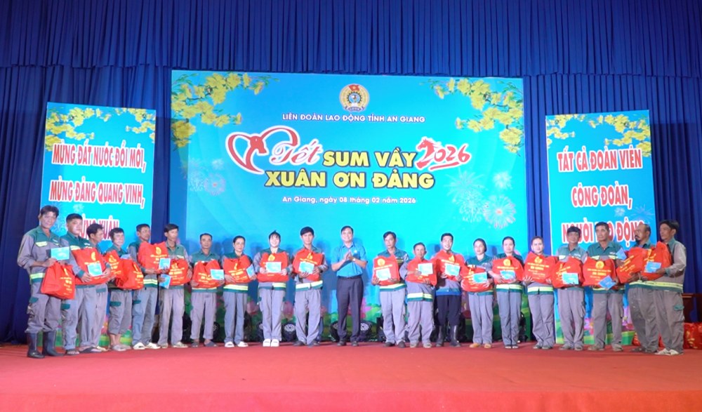 Đoàn viên, NLĐ phấn khởi nhận quà Tết. Ảnh: Nguyên Anh