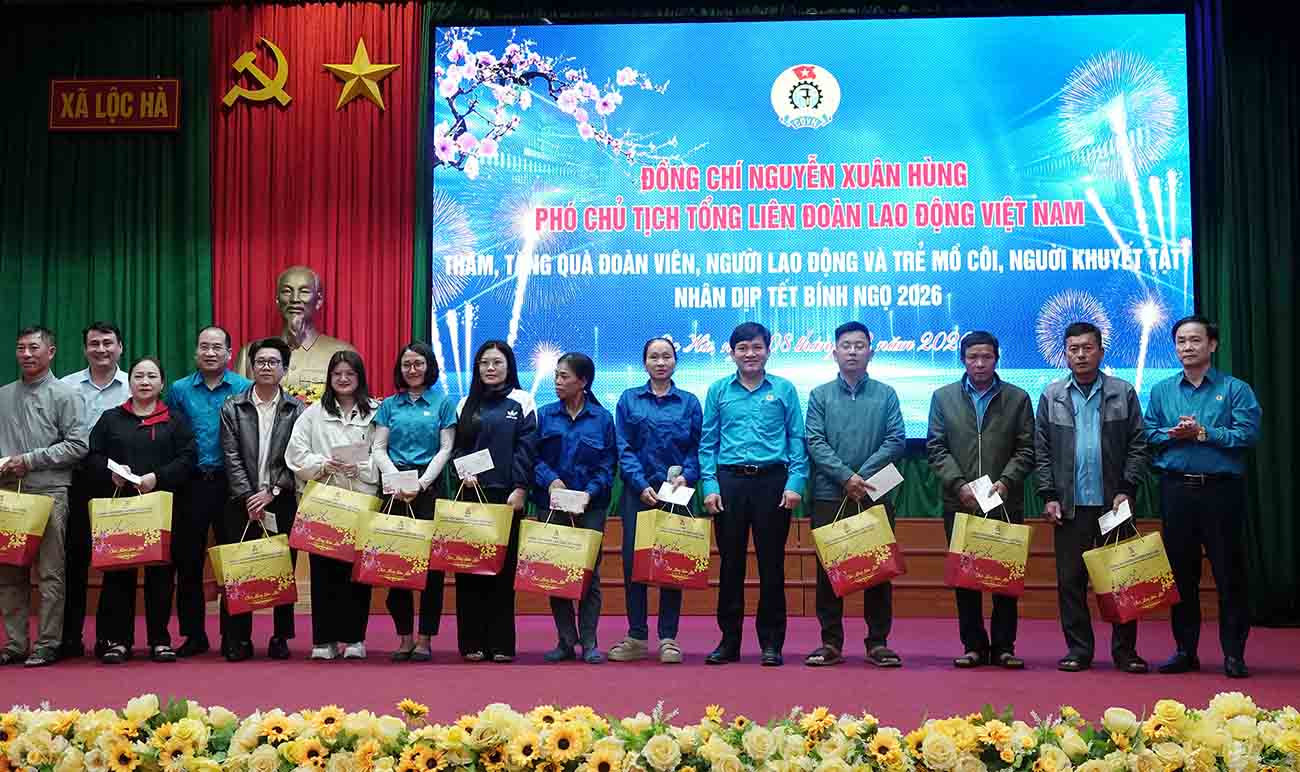 Trao quà cho đoàn viên, người lao động. Ảnh: Trần Tuấn.