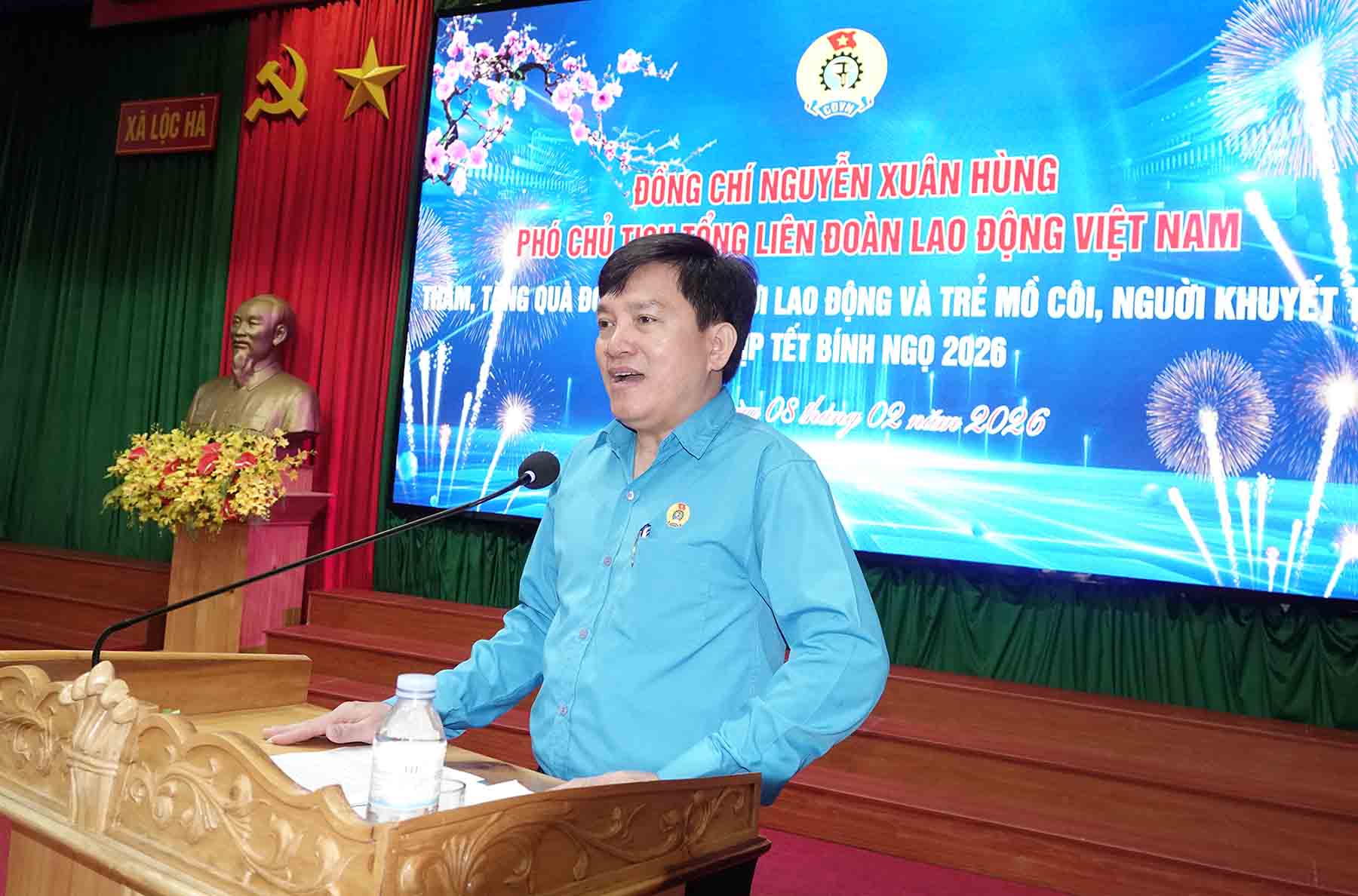 Ông Nguyễn Xuân Hùng - Phó Chủ tịch Tổng LĐLĐ Việt Nam phát biểu tại buổi trao quà. Ảnh: Trần Tuấn.