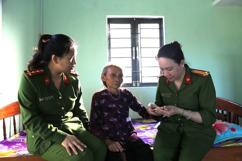Police forces visit Ms. Ngo Thi Dang's house in De Gi commune (Gia Lai province). Photo: Bao Han/Information Portal of the Ministry of Public Security