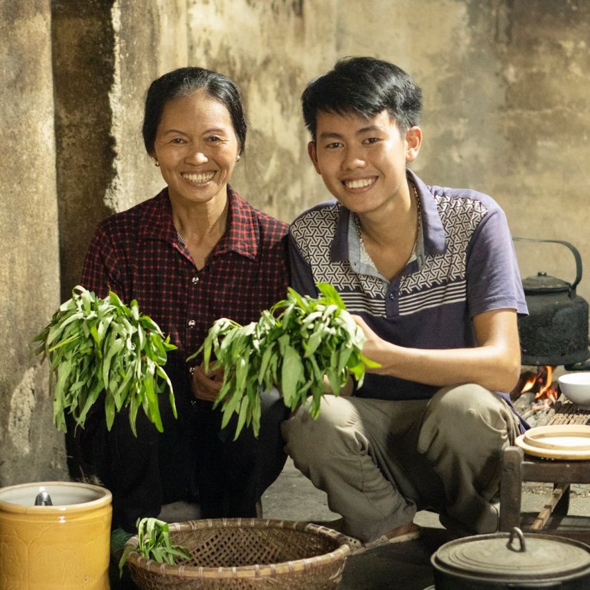 Mr. Dong Van Hung and his mother, Ms. Duong Thi Cuong, introduce family dishes, spreading Vietnamese culture. Photo: Character provided