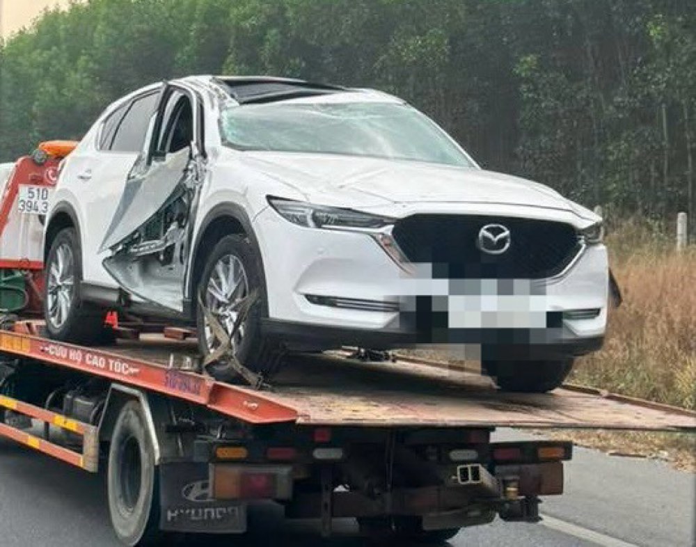 Xe cẩu cứu hộ đưa xe ô tô bị nạn rời hiện trường. Ảnh: Phạm Duy 