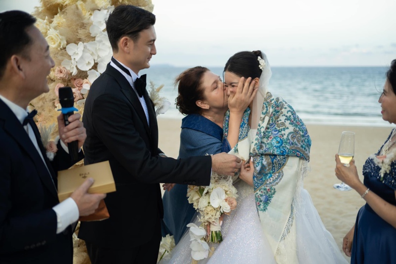 Goalkeeper Van Lam's mother has affectionate gestures with her daughter-in-law. Photo: NVCC