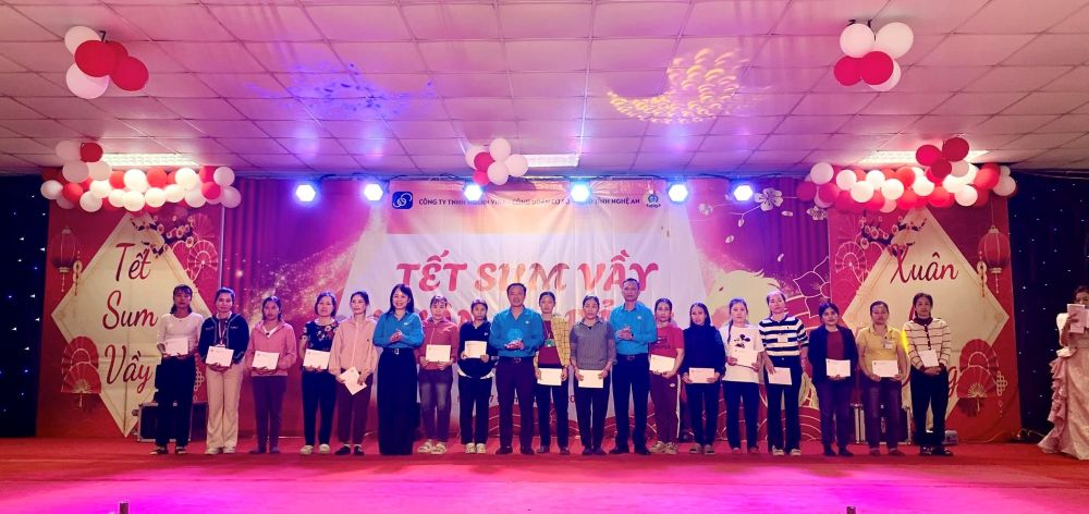 The Provincial Labor Federation has presented 23 gifts to workers in difficult circumstances during Tet Sum vay. Photo: Nghe An Trade Union