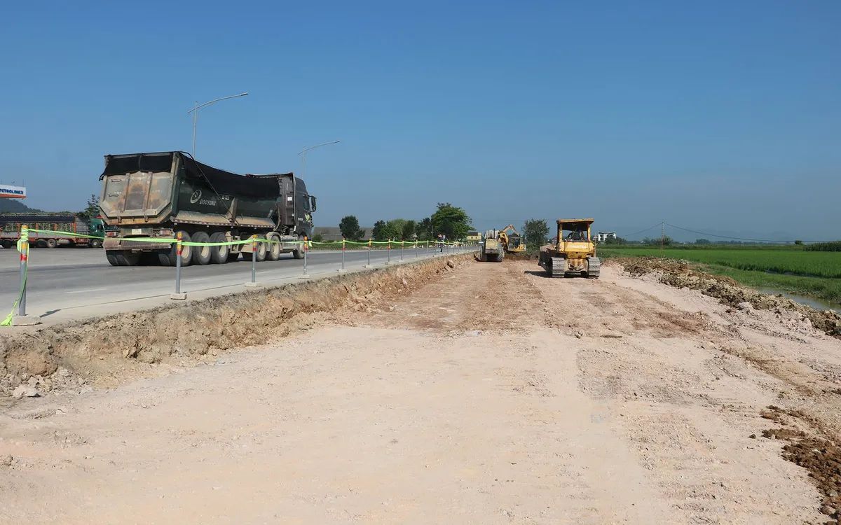 The project to renovate and expand National Highway 46 Vinh - Nam Dan section has not been completed on schedule as directed by the Provincial Party Committee and People's Committee of Nghe An province. Photo: Ngoc Anh