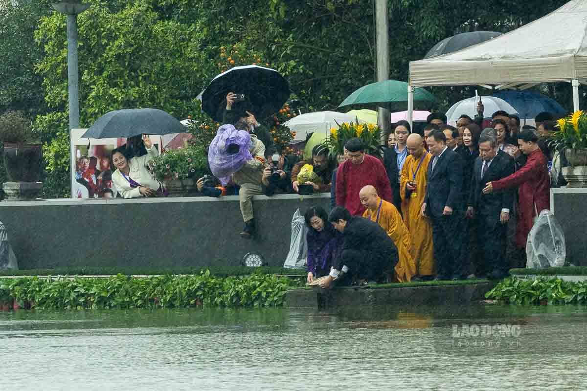 Lễ dâng hương và thả cá chép trong khuôn khổ chương trình Xuân Quê hương 2026. Ảnh: Hải Nguyễn 