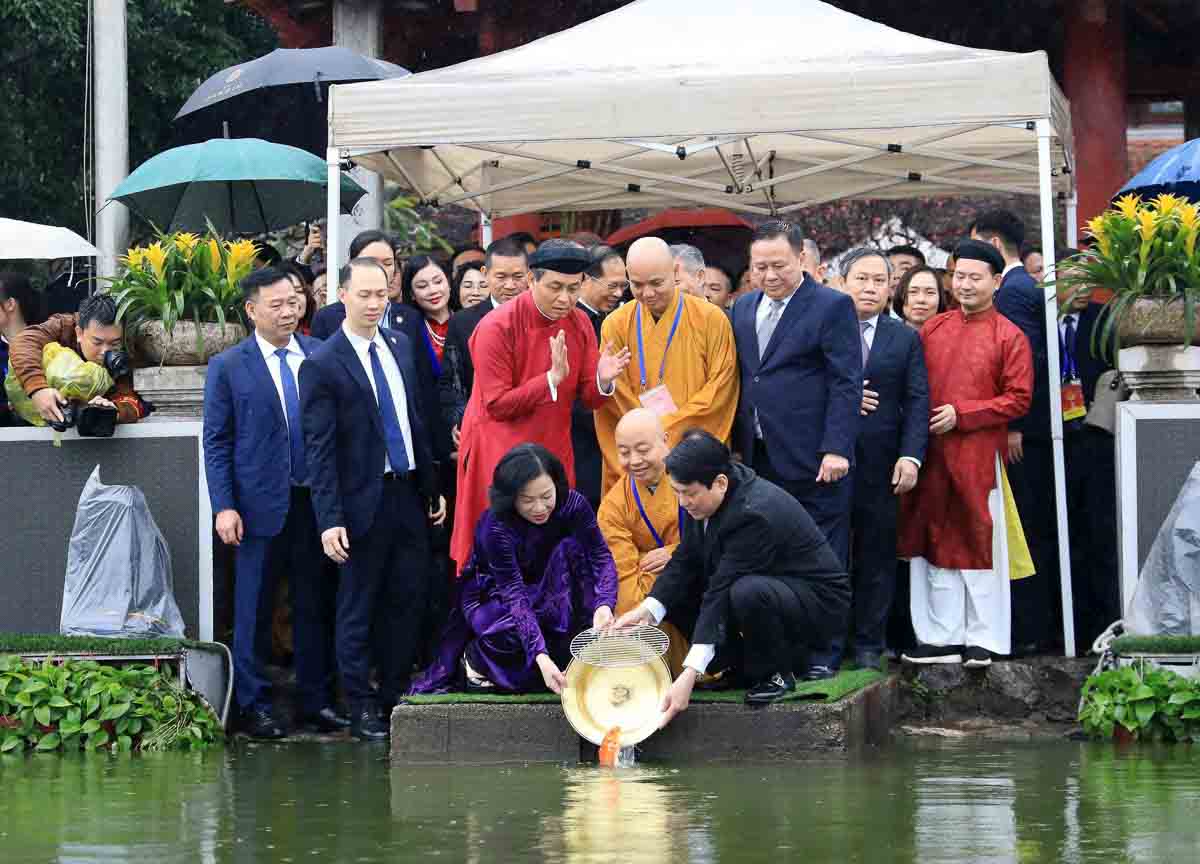 President Luong Cuong and his wife perform the carp release ceremony. Photo: Hai Nguyen
