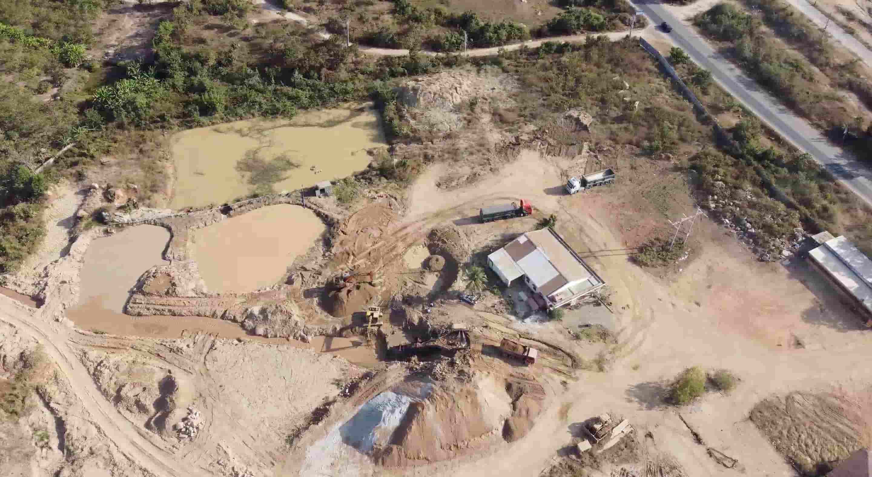 Xã Ninh Sơn đã lập biên bản vi phạm hành chính đối với một người dân trong lĩnh vực khai thác khoáng sản. Ảnh: Hữu Long