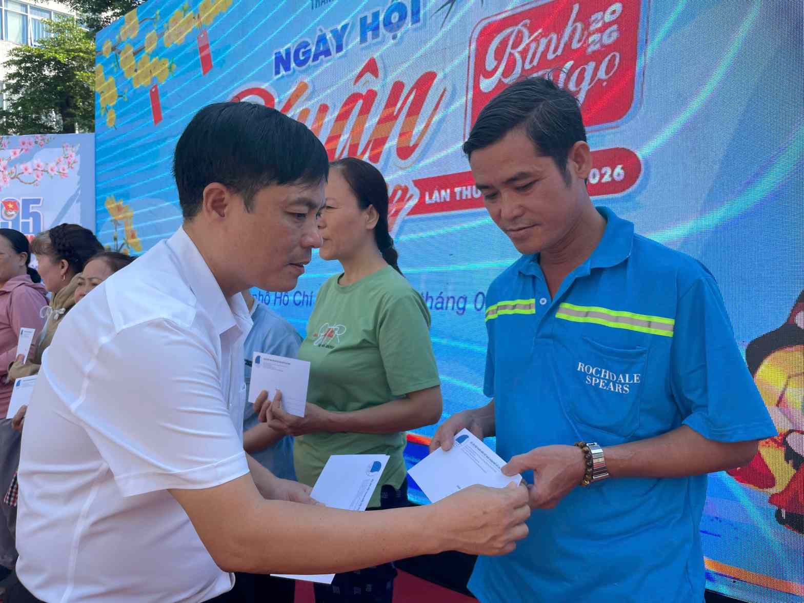 Nhiều phần quà ý nghĩa được trao cho thanh niên công nhân lao động xa quê. Ảnh: Đình Trọng