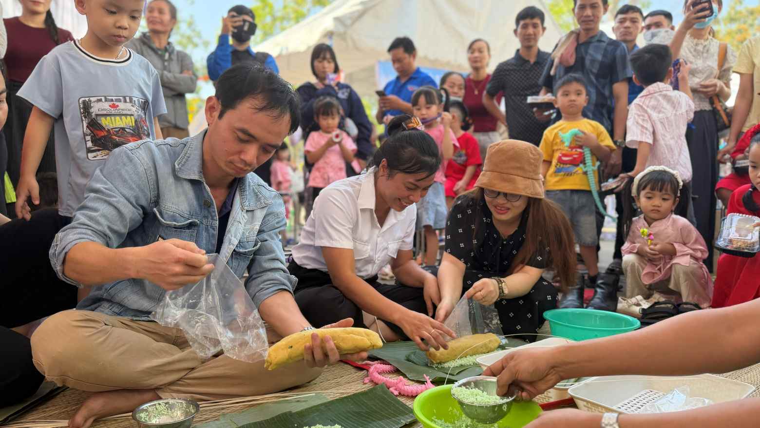 Young workers gather together to wrap banh chung to welcome Tet. Photo: Dinh Trong