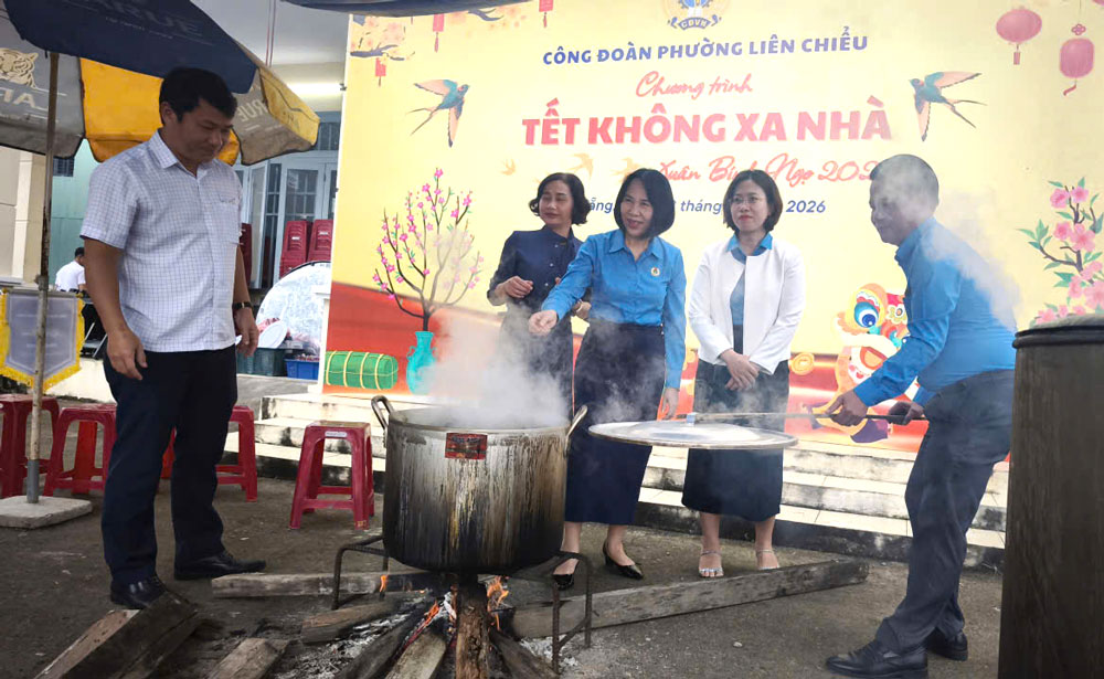 Lien Chieu Ward Trade Union cooks banh chung to give to union members in the "Tet is not far from home" program. Photo: Tuong Minh.