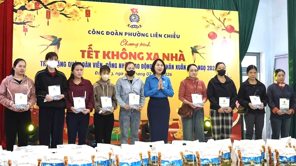 Liên đoàn Lao động thành phố Đà Nẵng tặng quà Tết người lao động tại chương trình “Tết không xa nhà“. Ảnh: Tường Minh