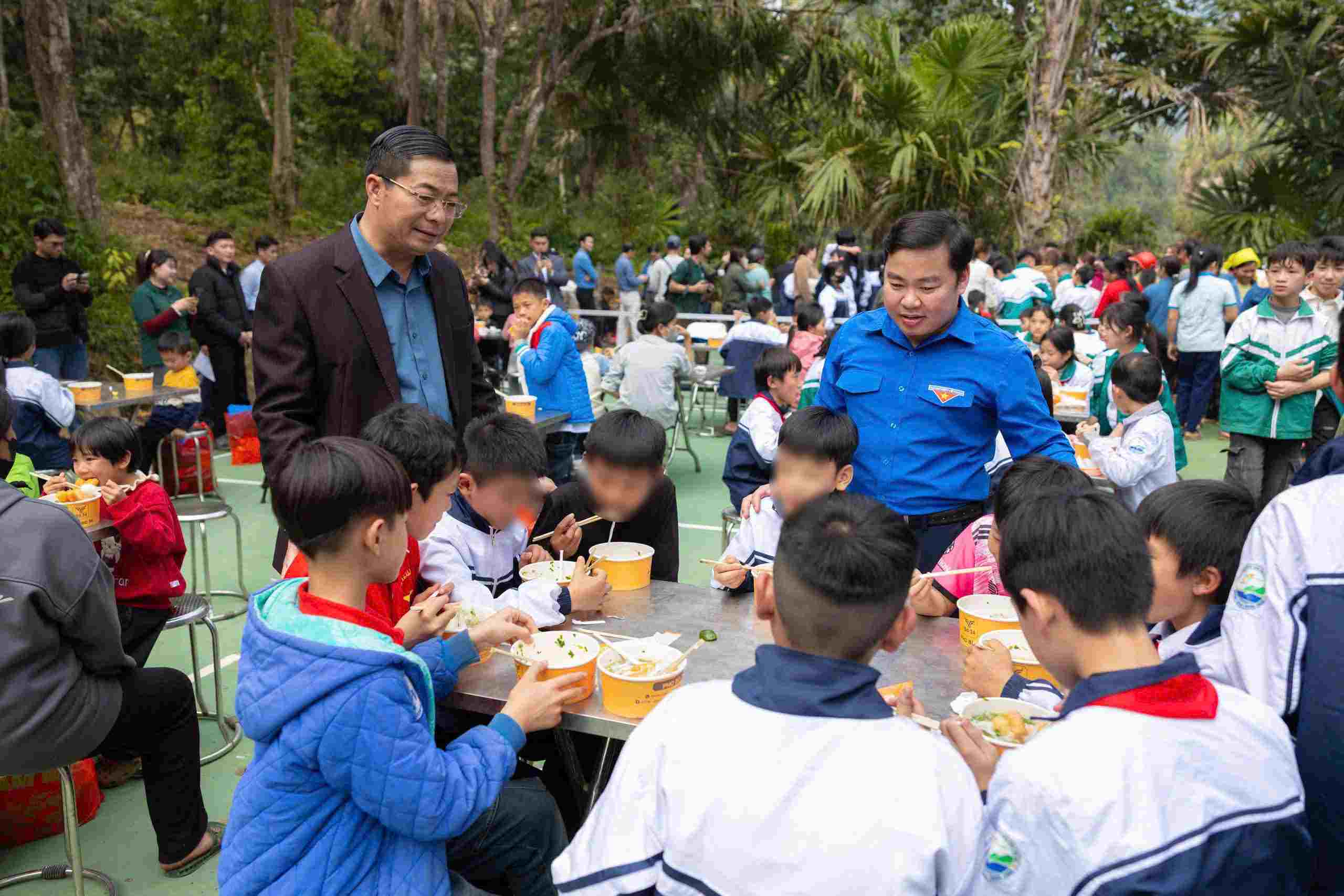 Đây cũng là năm thứ 12 chuỗi chương trình được tổ chức nhằm chia sẻ tới đồng bào và thiếu nhi khó khăn vùng cao trong mỗi dịp Tết đến Xuân về. Ảnh: CLB Liên Kết Trẻ Việt Nam