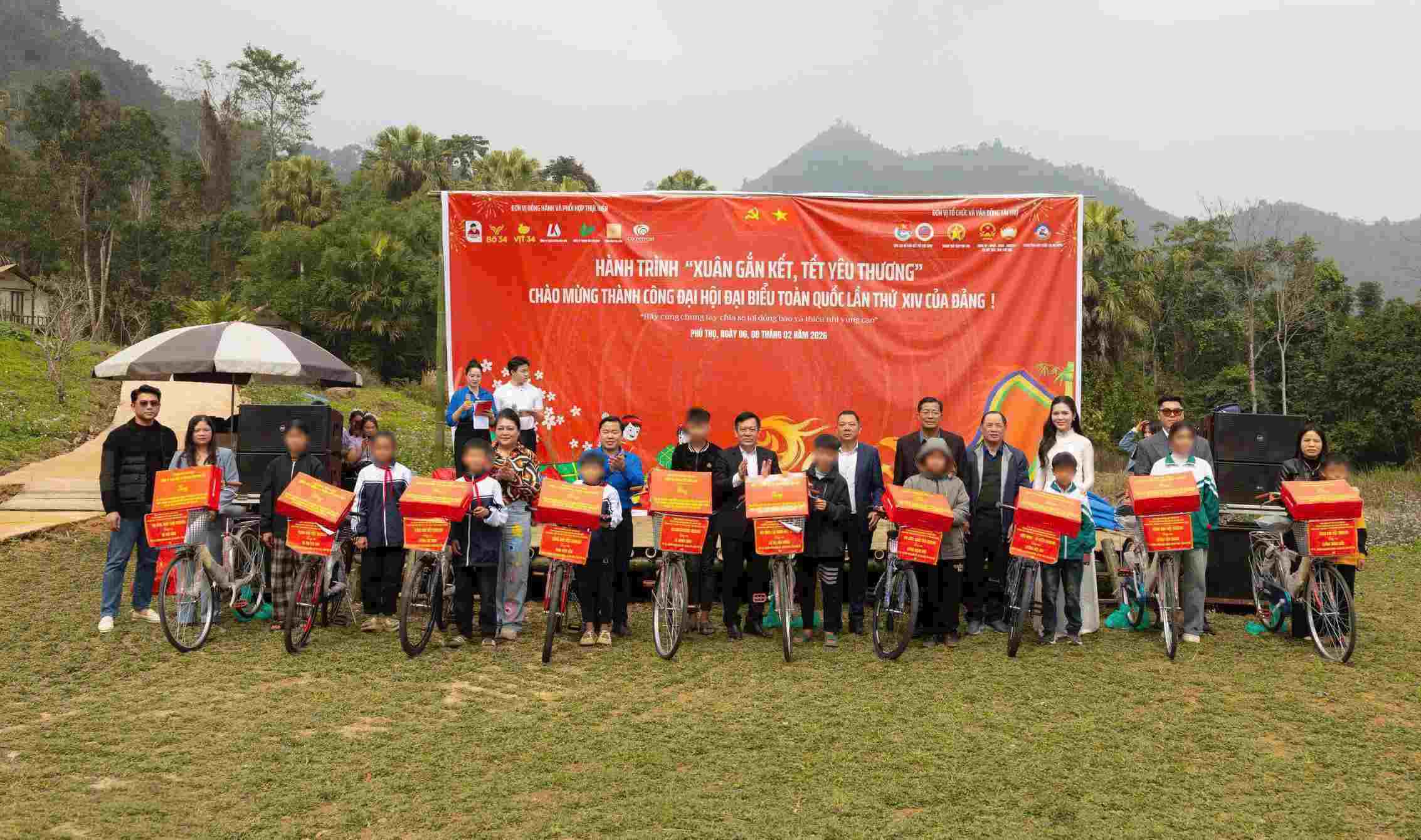 Nhiều phần quà Tết được gửi đến các em nhỏ có hoàn cảnh khó khăn. Ảnh: CLB Liên Kết Trẻ Việt Nam