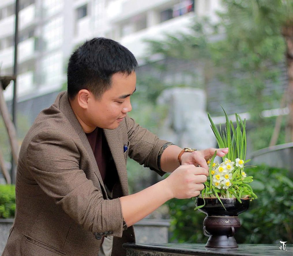 Anh Tống Hồng Cầm có nhiều năm kinh nghiệm trong nghề gọt tỉa, chơi hoa thủy tiên. Ảnh: Nhân vật cung cấp