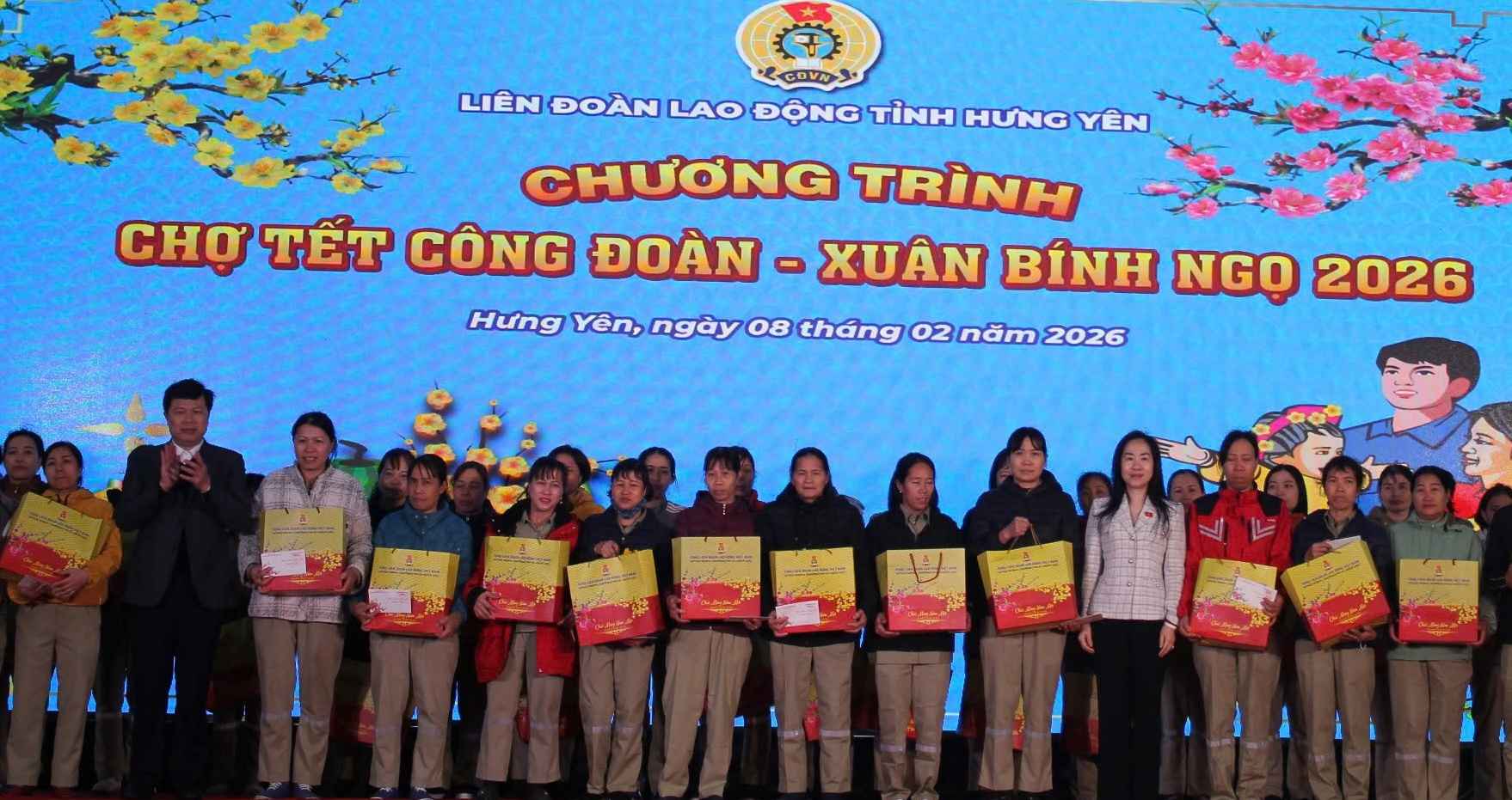 Workers and laborers of Hung Yen province receive Tet gifts at the Trade Union Tet Market - Spring 2026. Photo: Mai Huong