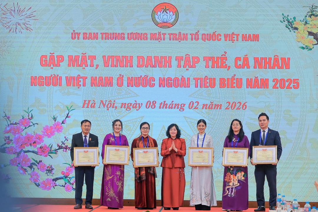 Bà Bùi Thị Minh Hoài trao khen thưởng cho các đại biểu tại buổi gặp mặt. Ảnh: Hoài Nam