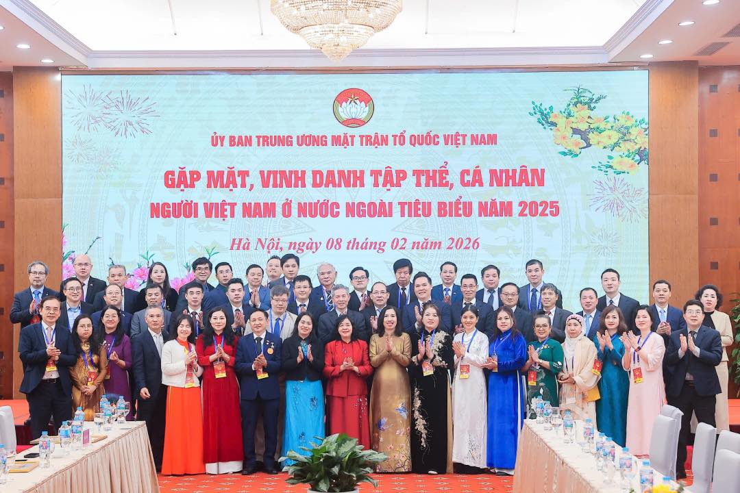 Các đại biểu chụp ảnh lưu niệm tại buổi gặp mặt. Ảnh: Quế Chi 