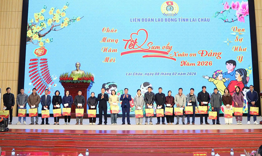 Leaders of the Vietnam Fatherland Front Committee of Lai Chau province and the Provincial Labor Federation present gifts to union members and workers. Photo: Quang Dat
