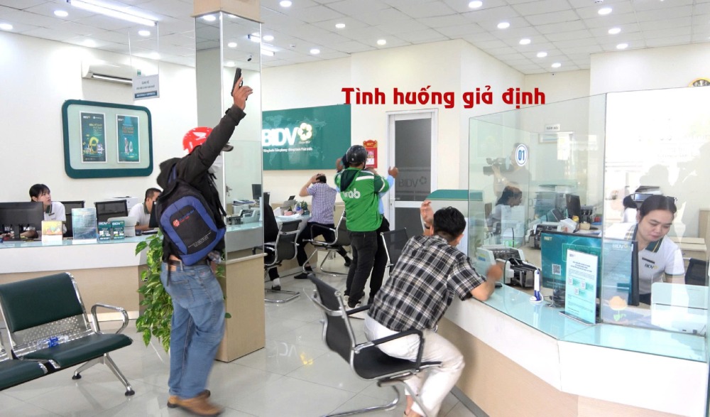 Diễn tập tình huống giả định cướp tài sản tại ngân hàng ở An Giang. Ảnh: Vũ Lâm