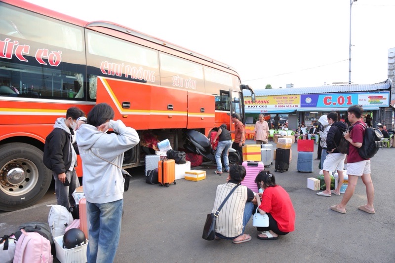 Nhiều người tranh thủ đến bến xe sớm để tránh tâm lý hối hả và lo sợ lỡ chuyến xe về quê. Ảnh: Anh Tú
