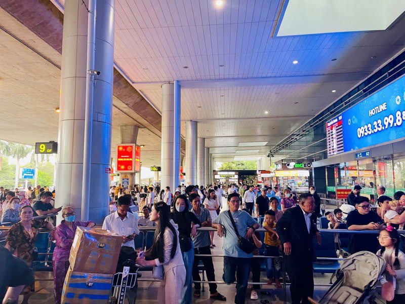 Ga quốc tế nhộn nhịp người dân từ nước ngoài về quê đón Tết. Ảnh: Anh Tú