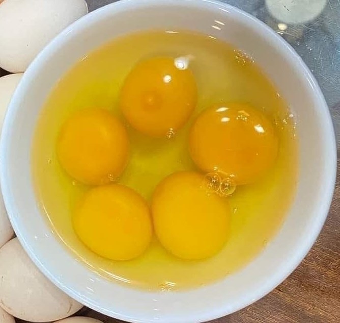 Breakfast with egg yolk helps supplement vitamin D. Photo: Kieu Vu.