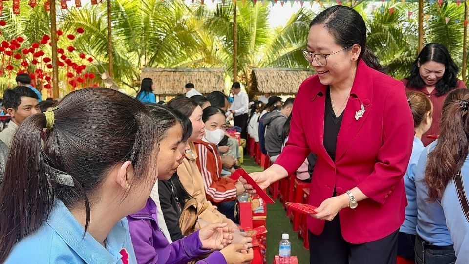 Bà Nguyễn Thị Hồng Nhung – Ủy viên Ban Thường vụ Tỉnh ủy, Phó Chủ tịch Thường trực Ủy ban MTTQ Việt Nam tỉnh Vĩnh Long trao quà Tết, động viên công nhân tại chương trình Tết sum vầy – Xuân ơn Đảng. Ảnh: Hoàng Lộc