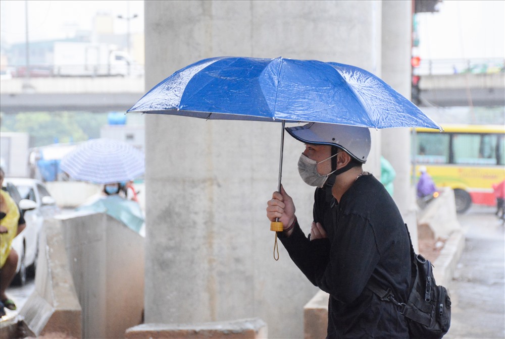 Hanoi weather forecast continues to be rainy and cold at the beginning of the week due to the impact of strongly intensifying cold air. Photo: Tung Giang