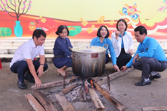 The "Tet not far from home" program organized by the Lien Chieu Ward Trade Union (Da Nang) has brought practical gifts to workers and laborers. Photo: Nguyen Linh