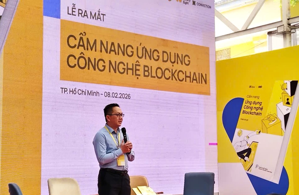 Ông Nguyễn Thanh Hòa, Phó giám đốc Trung tâm Chuyển đổi số TPHCM chia sẻ tại lễ ra mắt sách: “Cẩm nang ứng dụng công nghệ blockchain“. Ảnh: Nguyễn Đăng