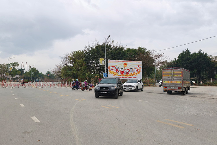 Các phương tiện được phân luồng theo hướng: Ngã năm Cầu Mường Thanh - đường Tạ Quốc Luật - Bệnh viện 7/5. Ảnh: Phạm Dương