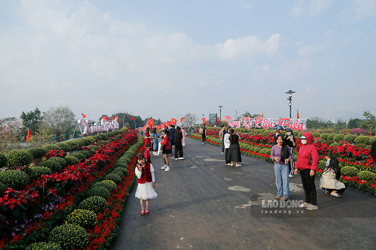 Dien Bien roads are closed, traffic is diverted to serve the 2026 Spring Fair. Photo: Quang Dat