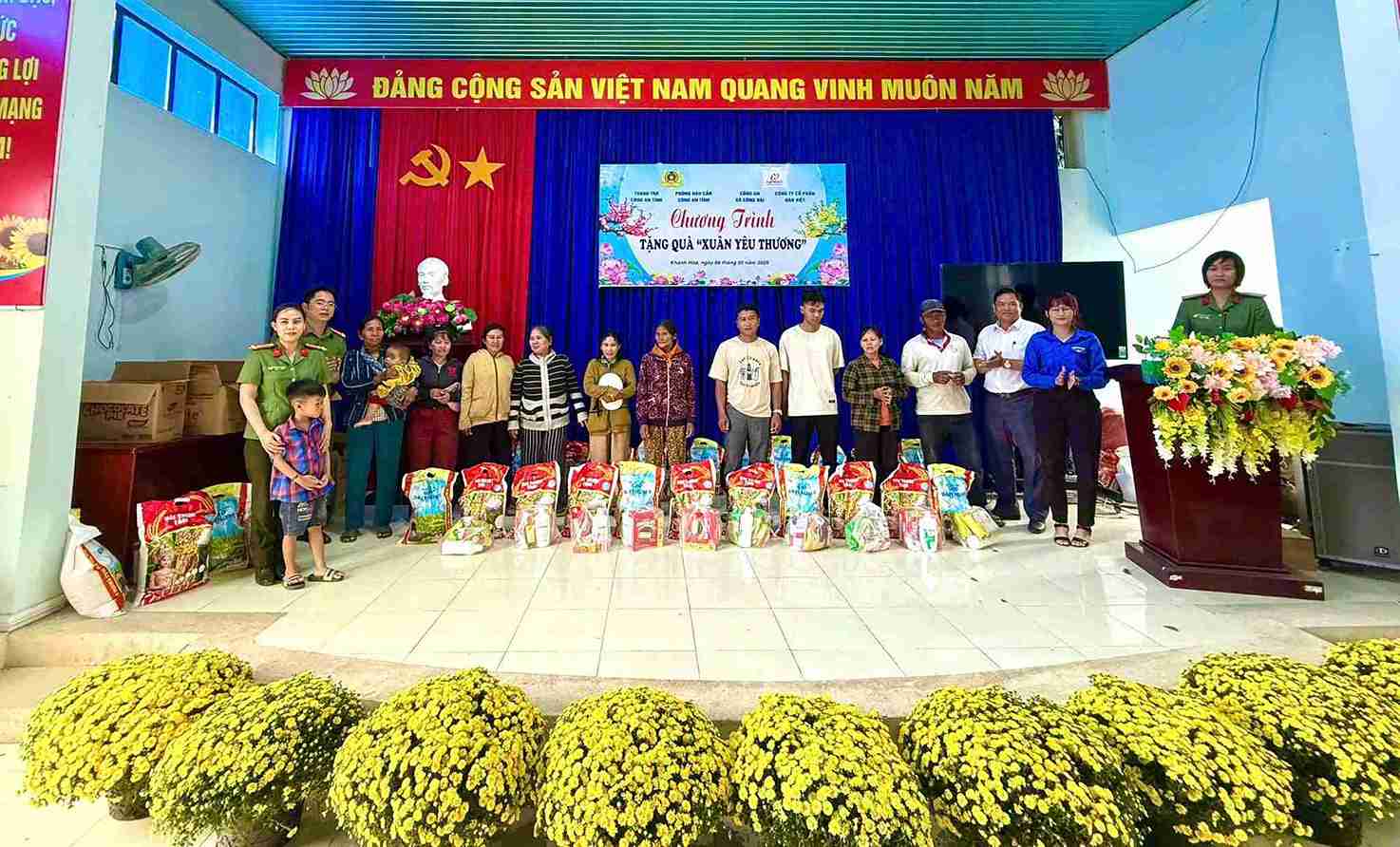 Hoạt động trao quà Tết góp phần lan tỏa tinh thần nhân văn, tăng cường mối quan hệ gắn bó giữa lực lượng Công an với Nhân dân. Ảnh: Công an cung cấp