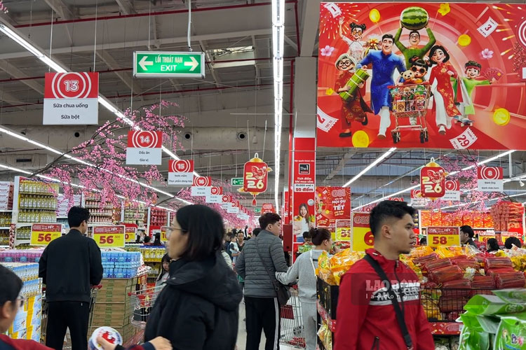 Hanoi people brave the rain and cold, jostling to shop for Tet at supermarkets